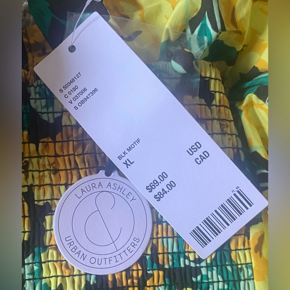 Urban Outfitter’s Two-Piece Floral Short Set. - Picture 6 of 8